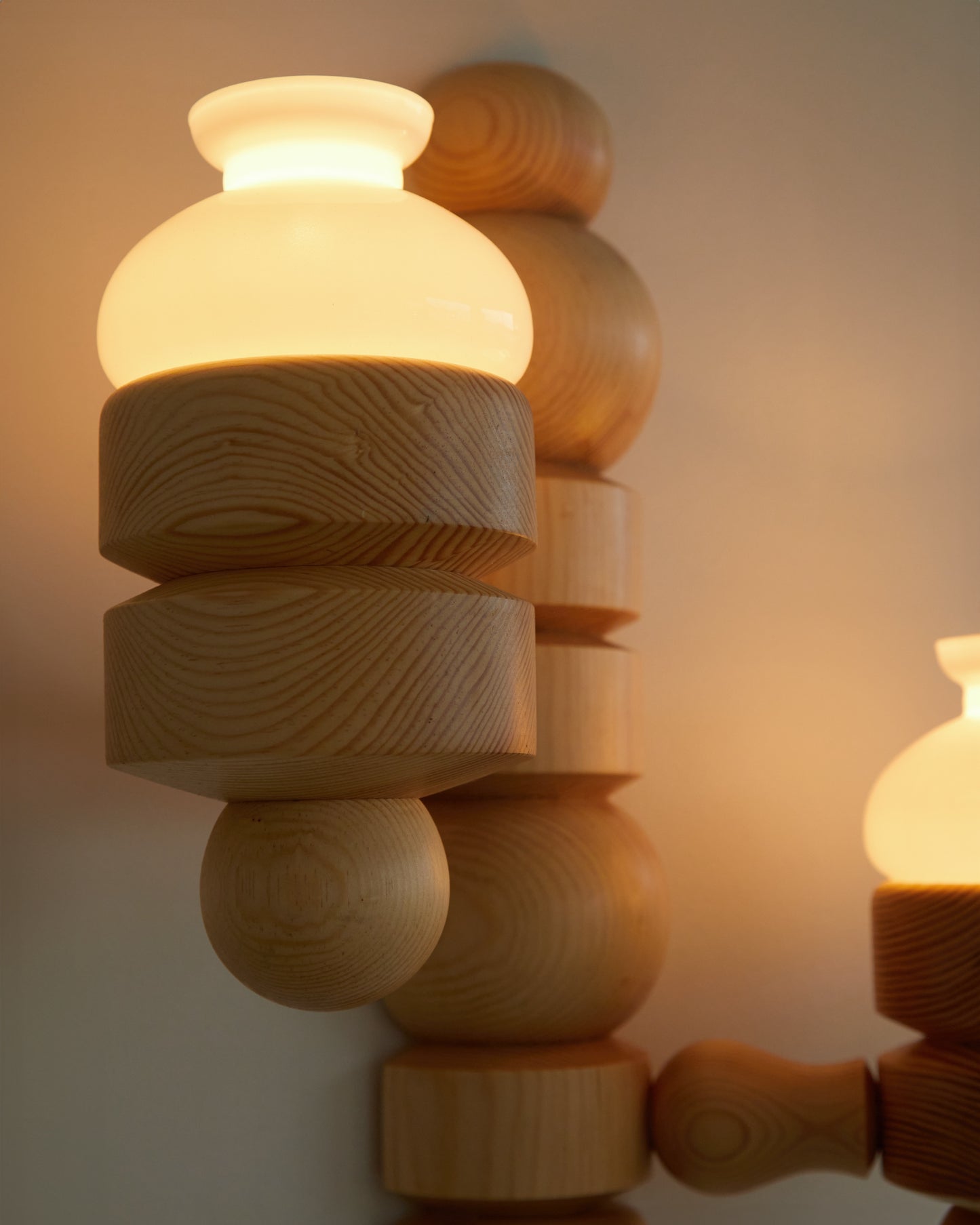The Elia Wall Light