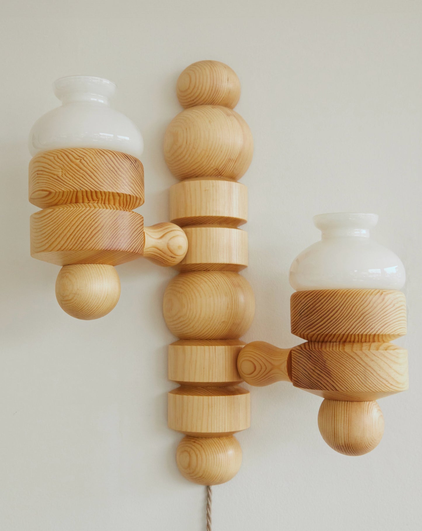 The Elia Wall Light