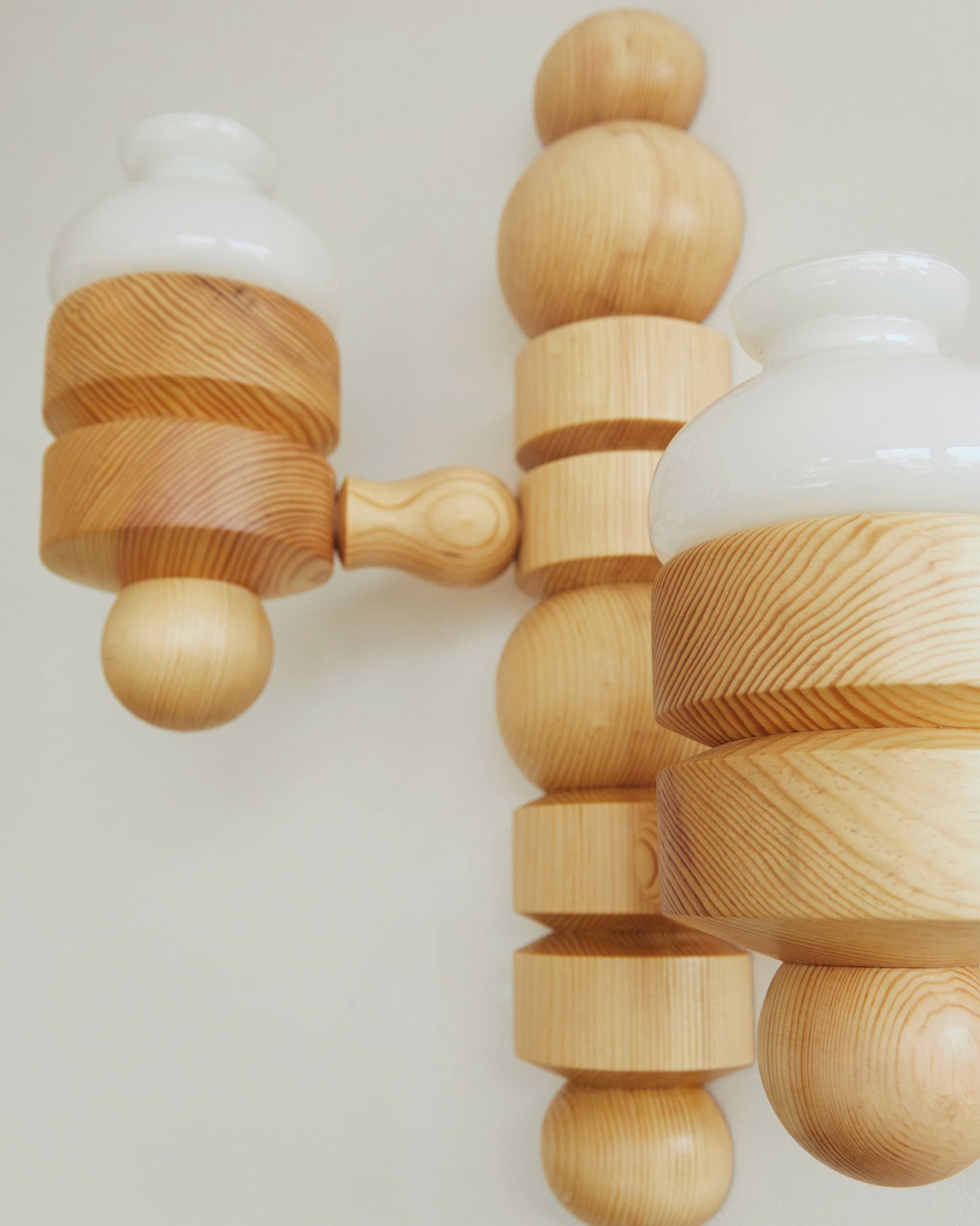 The Elia Wall Light